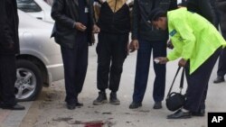 پـۆلیسی پاکسـتانی له‌ شوێنی ڕووداوه‌که‌ لێـکۆڵینه‌وه‌ی خۆیان ده‌که‌ن، سێشه‌ممه‌ 4 ی دوازده‌ی 2011