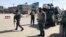 Terror xurujiga uchragan bino xavfsizlik xodimlari tomonidan nazoratga olingan. Kobul, Afg'oniston. 7-mart, 2019