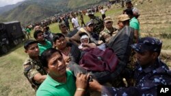 Tentara Nepal mengangkut seorang pria yang mengalami luka-luka akibat gempa setelah upaya pencarian korban selamat di Kathmandu, Nepal, Senin (27/4).