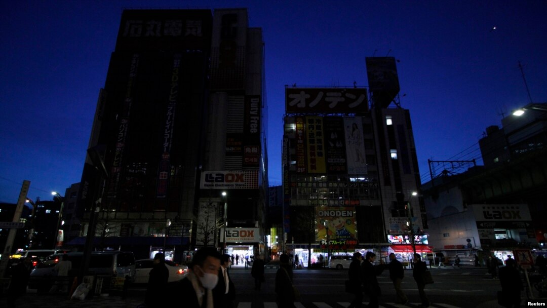 Lampu-lampu neon toko-toko elektronik di distrik Akihabara di Tokyo dimatikan untuk menghemat energi pada 2011. (Foto: Dok)