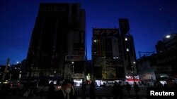 Lampu-lampu neon toko-toko elektronik di distrik Akihabara di Tokyo dimatikan untuk menghemat energi pada 2011. (Foto: Dok)