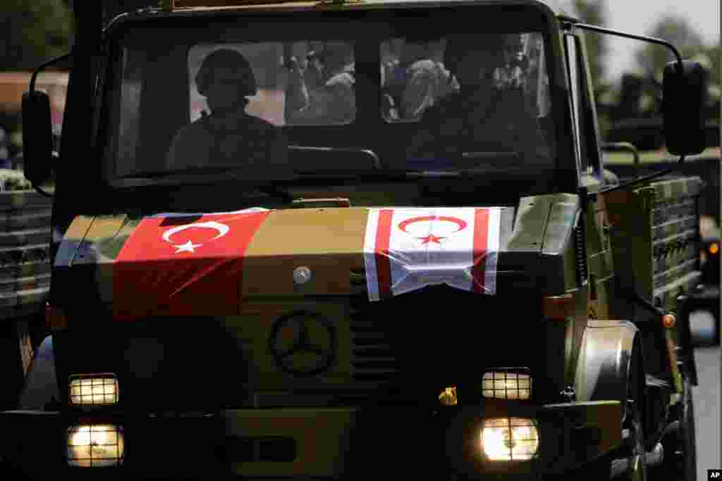 سربازان ارتش ترکیه که در رژه چهل و سومین سالگرد تسخیر نظامی جمهوری ترک قبرس شمالی، که در شمال جزیره قبرس قرار دارد.