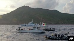 지난 2013년 8월 일본 해안경비대 선박들이 센카쿠 열도 인근 해상에서 영유권 주장을 하는 우익 운동가들의 선박에 물러나도록 경고하고 있다.