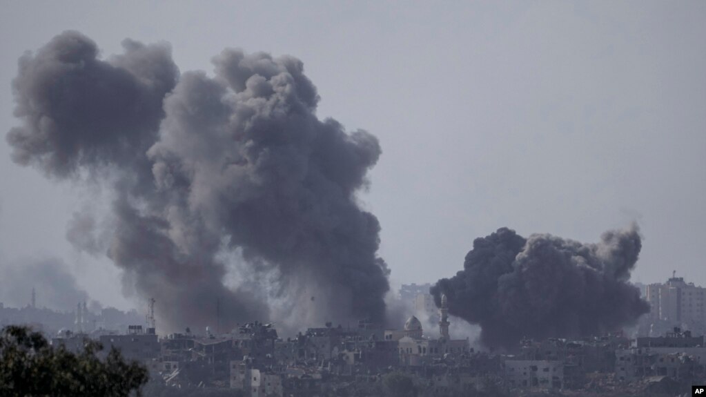 以色列空军对加沙地带的哈马斯军事目标实施空袭。（资料照）(photo:VOA)