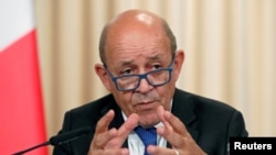 Le ministre français des Affaires étrangères, Jean-Yves Le Drian, fait un geste en parlant après une réunion du Conseil de coopération franco-russe à Moscou, en septembre. 9, 2019.