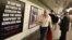 El polémico cartel en el metro de Nueva York.