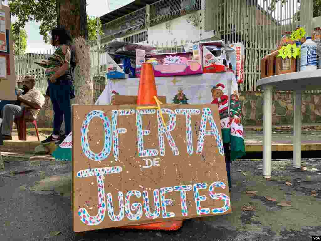 “Es triste porque muchas personas pasan y dicen: este a&#241;o yo no le puedo dar nada a mi hijo”, cont&#243; a la VOA Yeisi, encargada de este puesto de venta de juguete informal. Explica que este a&#241;o no ha logrado vender. Caracas, Venezuela. Diciembre 23, 2020.