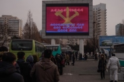 지난 달 북한 평양역에 설치된 대형 화면에서 노동당 8차 대회 관련 소식이 나오고 있다.