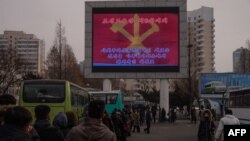 11일 북한 평양역에 설치된 대형 화면에서 노동당 8차 대회 관련 소식이 나오고 있다.