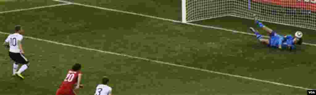 Vladimir Stojković brani penal Nijemcu Lukasu Podolskom. Srbija - Njemačka 1:0