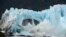 Hielo se desprende del glaciar Perito Moreno en el Parque Nacional Los Glaciares cerca de El Calafate, en la Patagonia argentina. 10-3-16. Foto AP Francisco Muñoz.