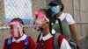 Para siswa mengenakan masker dan pelindung wajah saat tiba untuk belajar di sebuah sekolah di Bronx, New York.