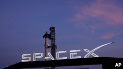 Un cohete Starship de SpaceX se alista para un vuelo de prueba desde Starbase, el lunes 18 de noviembre de 2024, en Boca Chica, Texa