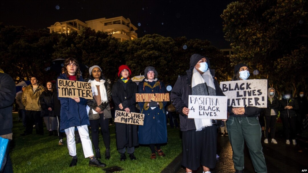 Para pengunjuk rasa Selandia Baru menggelar doa bersama sebagai dukungan terhadap aksi brutal polisi yang menyebabkan tewasnya George Floyd di Minneapolis, di depan gedung parlemen di Wellington, 1 Juni 2020. (Foto oleh David Lintott / AFP)