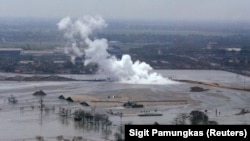 Lumpur dan uap yang berasal dari sumur minyak eksplorasi yang dioperasikan Lapindo Brantas di Sidoarjo di Jawa Timur 27 September 2006. Kegiatan eksplorasi tersebut menyebabkan sejumlah desa terkubur oleh lumpur. (Foto: Reuters/Sigit Pamungkas)