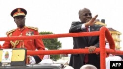 Le président tanzanien John Pombe Magufuli, à droite, salue lors de la cérémonie de commémoration du 56ème anniversaire de l'indépendance du pays à Dodoma le 9 décembre 2017.