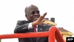 Le président tanzanien John Pombe Magufuli salue lors de la cérémonie de commémoration du 56ème anniversaire de l'indépendance du pays à Dodoma le 9 décembre 2017.