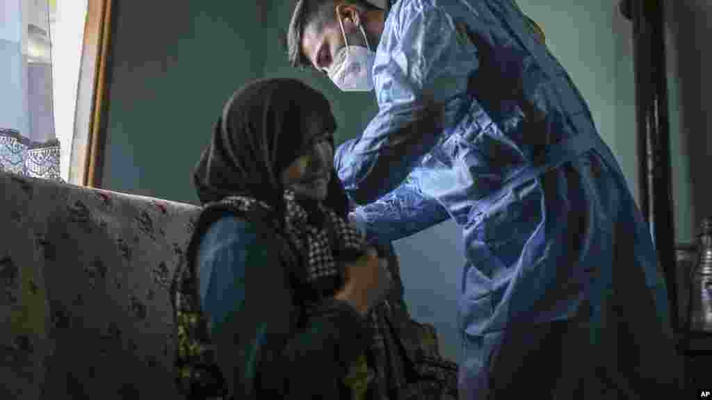 ساٹھ سے زائد عمر کے افراد کو ویکسین لازمی لگائی جا رہی ہے۔ کیوں کہ ان افراد کے وبا سے زیادہ متاثر ہونے کا اندیشہ ہے۔