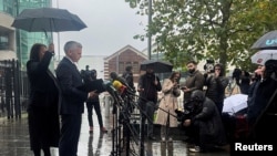 Eamonn Corrigan, detective jefe del Servicio de Policía de Irlanda del Norte habla con los periodistas afuera del Tribunal de la Corona de Belfast, tras la sentencia de Alexander McCartney por abuso sexual infantil masivo en línea, en Belfast, el 25 de octubre de 2024.