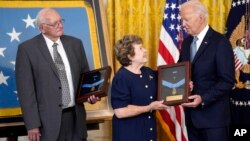 Президент Джо Байден вручает Медаль Почета Терезе Чандлер, праправнучке рядового Джорджа Уилсона в Восточном зале Белого дома в Вашингтоне. Слева - Джеральд Тейлор, праправнучатый племянник рядового Филиппа Шадраха