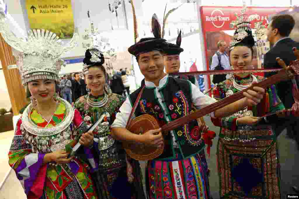 2018年3月7日，在德国柏林举行的国际旅游贸易博览会的中国展台，身穿少数民族服装的男女表演，以女性为主。