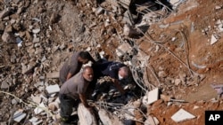 Trabajadores de defensa civil buscan víctimas entre los escombros de un edificio destruido por un ataque aéreo israelí el martes por la noche en Barja, Líbano, el miércoles 6 de noviembre de 2024. AP