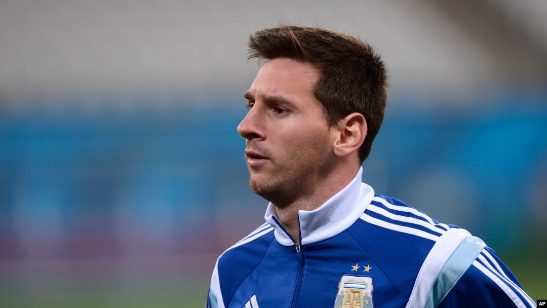 Pemain Argentina Lionel Messi dalam latihan sehari sebelum babak semifinal Piala Dunia antara Belanda dan Argentina, di stadion Itaquerao di Sao Paulo, Brazil, 8 Juli 2014.