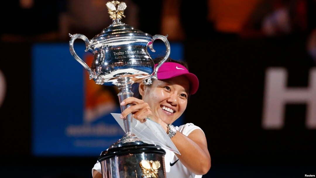 Li Na dari China dengan pialanya setelah mengalahkan Dominika Cibulkova dari Slovakia dalam pertandingan tunggal putri di Australia Terbuka (25/1). (Reuters/Petar Kujundzic)