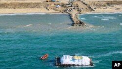Na ovoj fotografiji koju je pružila izraelska vojska, humanitarna pomoć prevezena s broda organizacije Svjetske centralne kuhinje (WCK), koju predvode Ujedinjeni Arapski Emirati, stiže u pomorski prostor Pojasa Gaze, u petak, 15. marta 2024.