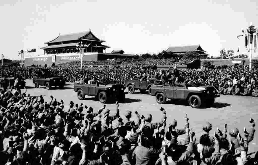 毛泽东和林彪在北京天安门广场检阅红卫兵（1966年10月19日）。人民日报报道的标题是《毛主席第四次接见一百五十万革命小将》。其实，如果算上国庆节那次，应该是第五次。毛泽东共八次接见红卫兵，至于总人数，人民日报报道的标题说《毛主席先后检阅一千一百万文化革命大军》。当时红卫兵从全国各地前往北京，免费坐火车。