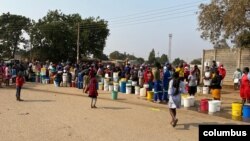 People in Harare forget about social distance to contain coronavirus and get crowded while waiting for free water deliveries from well wishers like Clean City, Aug. 20, 2020. (Columbus Mavhunga/VOA)