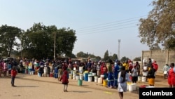 People in Harare forget about social distance to contain coronavirus and get crowded while waiting for free water deliveries from well wishers like Clean City, Aug. 20, 2020. (Columbus Mavhunga/VOA)