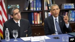 President Obama (kanan) dan dan Dr. Vivek Murthy membahas perubahan iklim dalam diskusi di Howard University di Washington, Selasa (7/4).