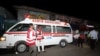 Des ambulanciers se tiennent près du lieu d'une explosion à la jonction de Benadir à Mogadiscio, en Somalie, le 2 juillet 2018. (Photo REUTERS/Feisal Omar)