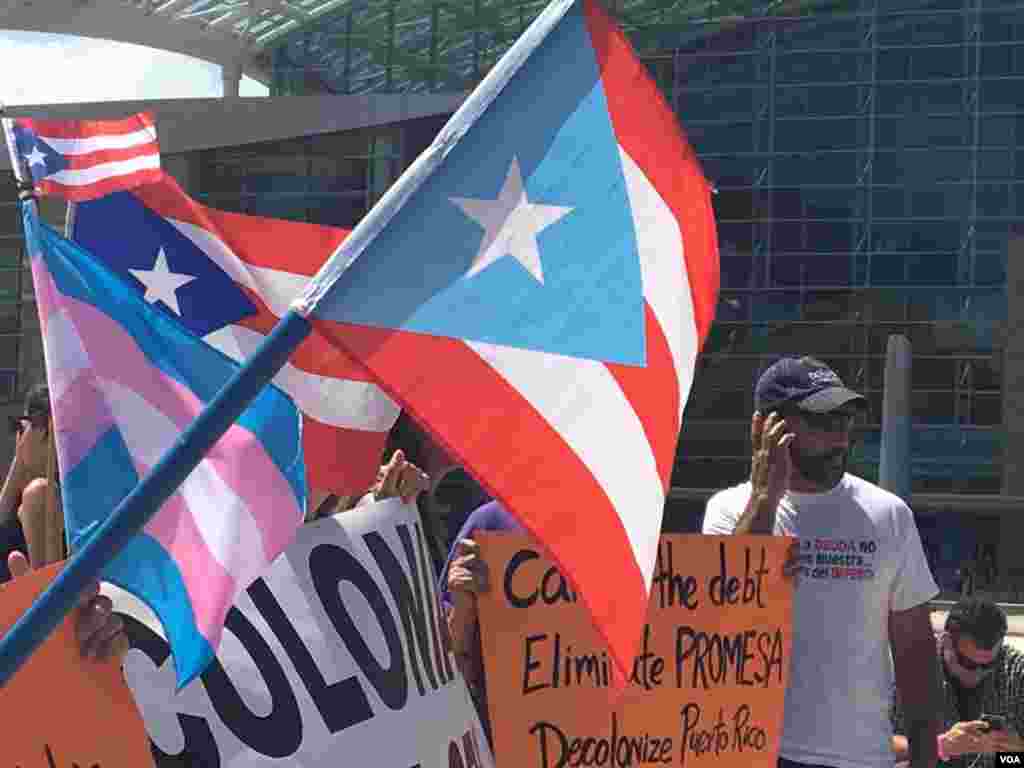 La protesta el mismo día de la visita del presidente Trump a la isla se realizó frente al Centro de Convenciones de Puerto Rico.