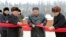 Esta foto tomada el 2 de diciembre de 2019 y divulgada por la agencia de noticias norcoreana muestra al líder Kim Jong Un, segundo desde la derecha, cortando una cinta para marcar el final de la construcción del municipio del condado de Samjiyon.