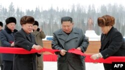 Pemimpin Korea Utara Kim Jong-n (dua dari kanan) memotong pita menandai selesainya pembangunan kota mandiri Samjiyon, 2 Desember 2019. (Foto: STR/berbagai sumber/AFP)