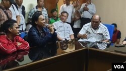 Perwakilan penyandang disabilitas, Dian Wardiana, mengatakan aksi di trotoar akan dilanjutkan selama belum diberikan tempat tinggal. (VOA/Rio Tuasikal) 