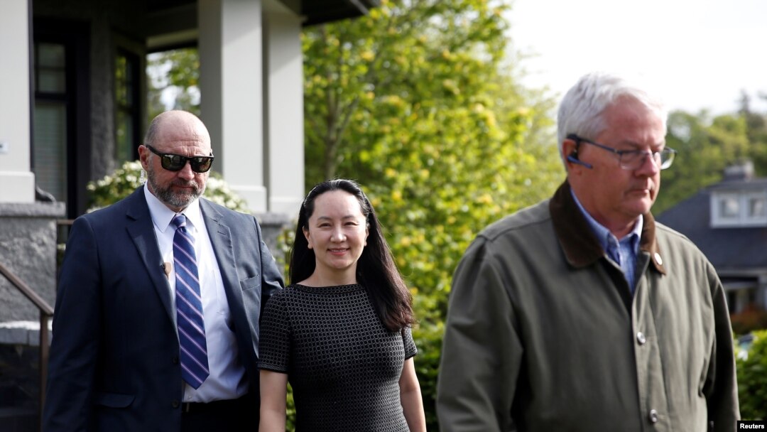 中國華為公司首席財務官孟晚舟週5月8日離開她在溫哥華的家，就她可能被引渡到美國問題到加拿大的不列顛哥倫比亞法院出席問訊。