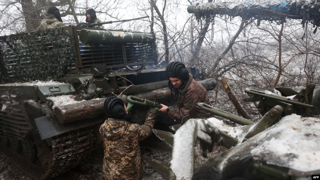 资料照片：乌克兰坦克兵在离巴赫穆特前线不远的地方参加军事演练。(2023年12月15日)(photo:VOA)