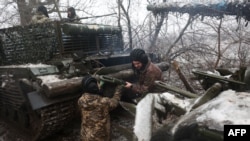 烏克蘭坦克兵在離巴赫穆特前線不遠的地方參加軍事演練。(2023年12月15日)