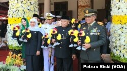  Forum Pimpinan Daerah Jawa Timur ajak masyarakat pererat persatuan dan kesatuan bangsa, pada peringatan HUT ke-74 Provinsi Jawa Timur, di Surabaya, 12 Oktober 2019. (Foto: Petrus Riski/VOA).