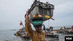 Des pêcheurs au large de Joal, Sénégal, le 29 mai 2017. (R. Shryock / VOA)