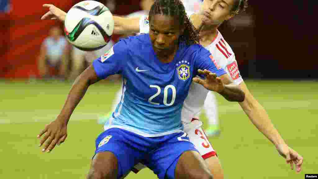 Ant (20) engagée dans un duel contre Leire Landa (3) d'Espagne au cours de la seconde mi-temps d&rsquo;un match du Groupe E de la Coupe du Monde féminine de la FIFA au stade olympique de Montréal, Québec, le 13 Juin 2015. (Photo par Jean-Yves Ahern - USA Today)