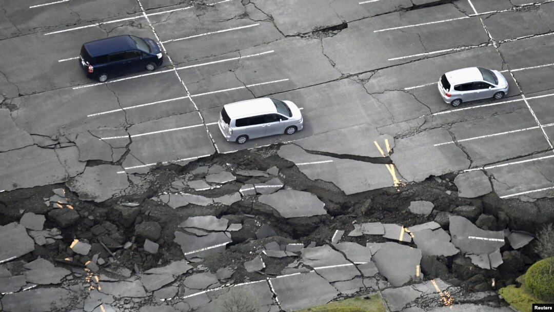 Retakan-retakan akibat gempa bumi di sebuah lapangan parkir kota Minamiaso, prefektur Kumamoto, Jepang selatan (16/4). (Reuters/Kyodo)