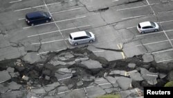 Retakan-retakan akibat gempa bumi di sebuah lapangan parkir kota Minamiaso, prefektur Kumamoto, Jepang selatan (16/4). (Reuters/Kyodo)