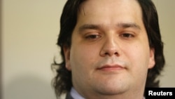 Mark Karpeles, mantan pimpinan perusahaan bursa Bitcoin, Mt Gox, menghadiri konferensi pers di Tokyo, 28 Februari 2014. (Foto:dok).