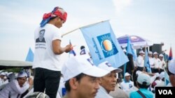 Supporters for the opposition Cambodia National Rescue Party came out to campaign for its party for the upcoming commune elections, Phnom Penh, Cambodia, Saturday May 20, 2017. (Khan Sokummono/ VOA Khmer)