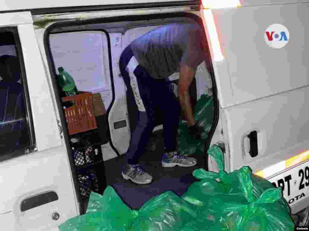 Los alimentos son distribuidos a través de un transporte destinado para el reparto de los víveres y alimentos no perecederos. [Foto: Diana Gutiérrez]