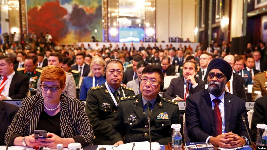 Menteri Pertahanan Australia Marise Payne (kiri), Letnan Jenderal Tentara Pembebasan Rakyat China He Lei dan Menteri Pertahanan Kanada Harjit Sajjan mendengarkan pidato Menteri Pertahanan AS Jim Mattis di KTT Keamanan Asia IISS Shangri-la Dialogue di Singapura, 2 Juni 2018. 